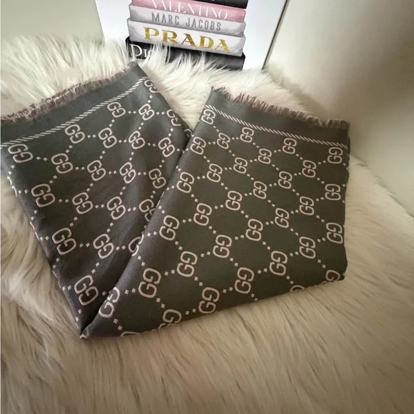 Gucci  Logo Patterned Shawl. - Picture 14 of 16